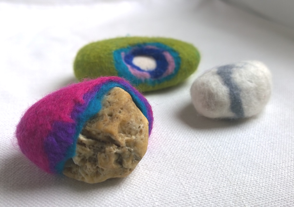 Onderwijs Vernietigen Diverse DIY: Hoe maak je kleurrijke stenen van vilt? | Studio Namenia